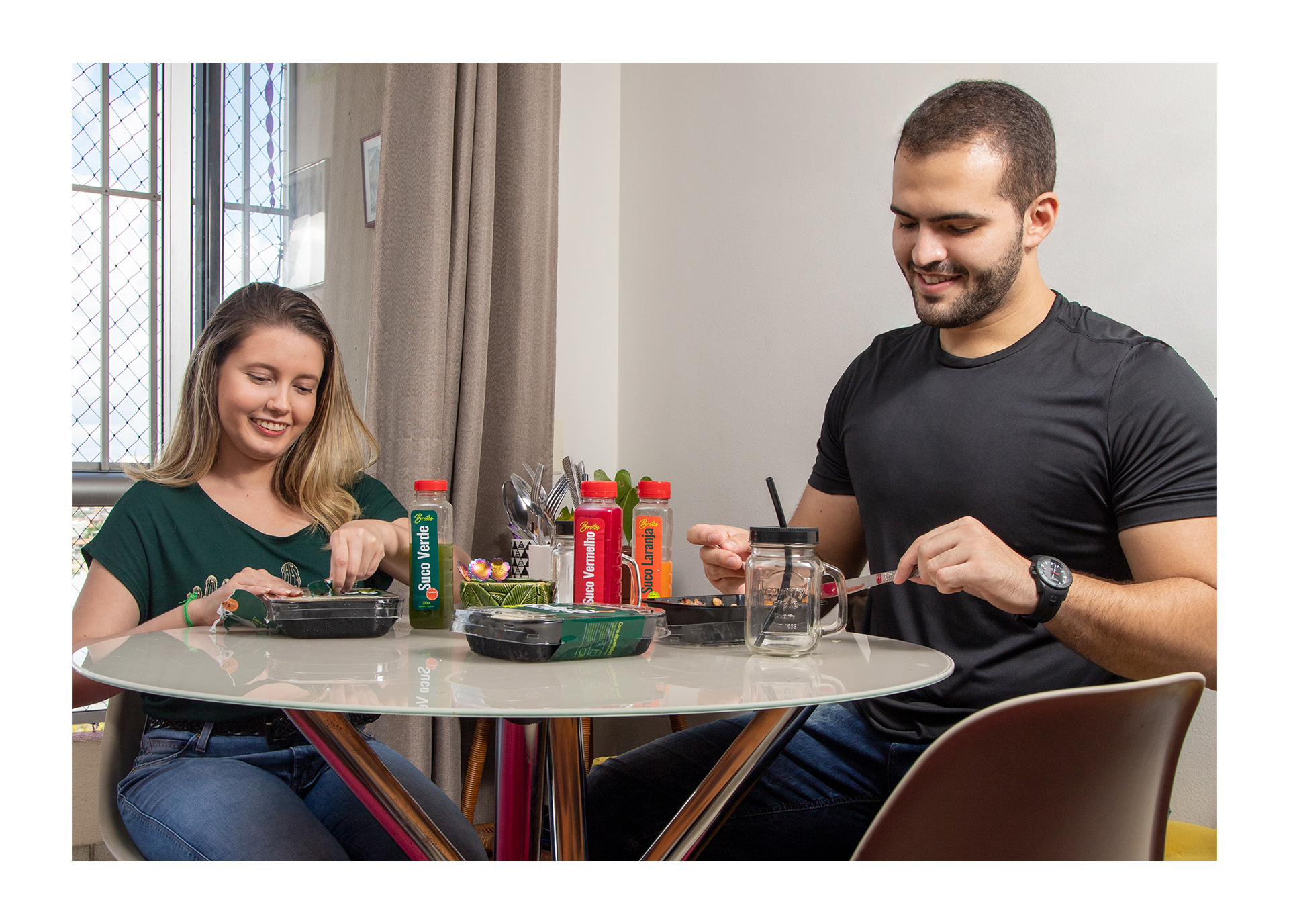 Casal almoçando Brotos Cozinha Vegetariana Marca e Embalagem Design Léo Tavares Belém Pará